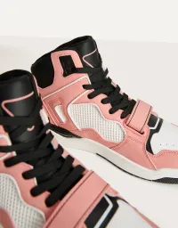 Hochgeschnittene, kombinierte Sneaker